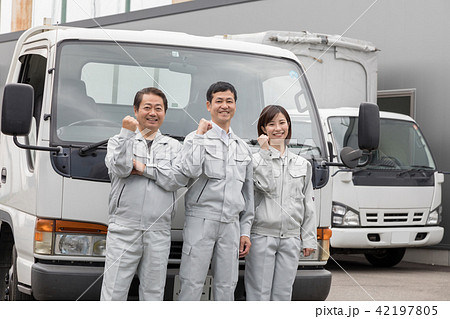 トラック　ドライバー　チーム 42197805