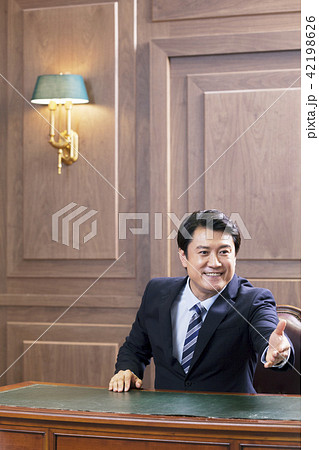 ビジネスマン 社長 手伸張 42198626