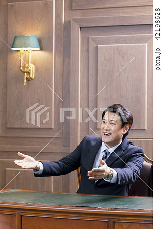 ビジネスマン 社長 手伸張 42198628