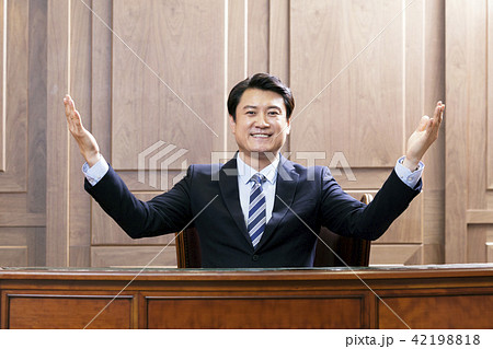ビジネスマン 社長 手伸張 42198818