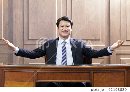 ビジネスマン 社長 笑顔 42198820