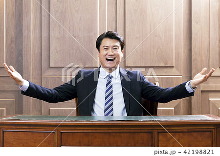 ビジネスマン 社長 手伸張 42198821