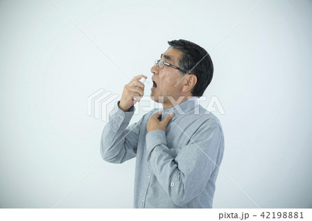 喉の調子が悪いシニア男性 喉スプレー 喉の調子が悪いシニア男性 喉スプレー 42198881