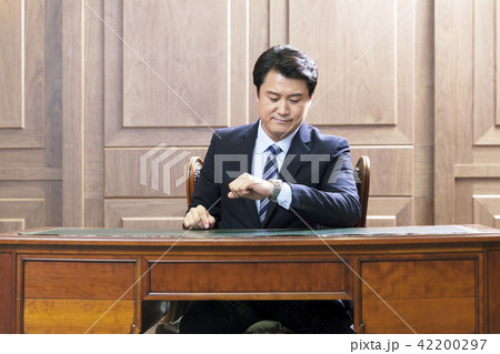 ビジネスマン 社長 腕時計 42200297