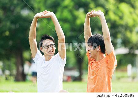 ストレッチ 若い男性 屋外トレーニング 42200998