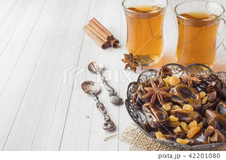 Oriental sweets, dried fruit dates and raisins 42201080