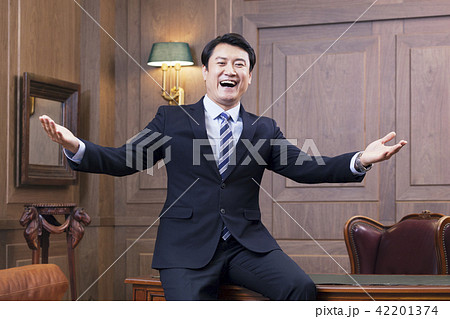 ビジネスマン 社長 手伸張 42201374