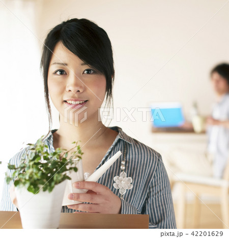 じょうろを持ち微笑む女性 じょうろを持ち微笑む女性 42201629
