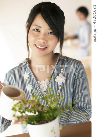 植物に水やりをする女性 42201631