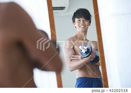 筋トレ　男性　自宅 42202538