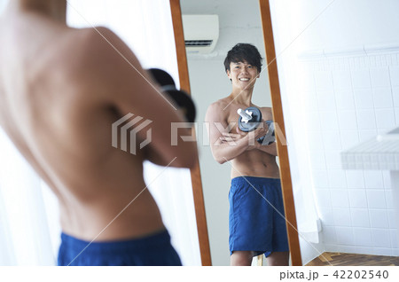 筋トレ　男性　自宅 42202540