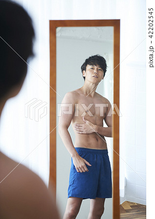 筋トレ 男性 自宅の写真素材