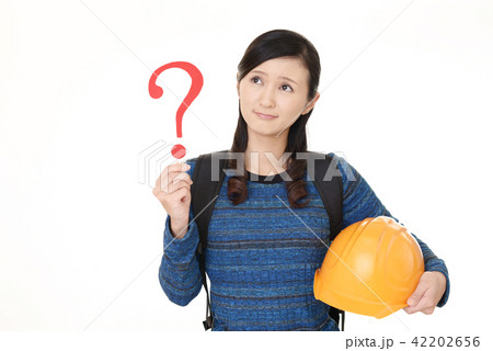 疑問符を持つ女性 42202656