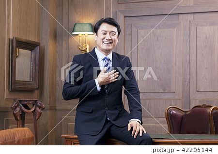 ビジネスマン 社長 笑顔 42205144