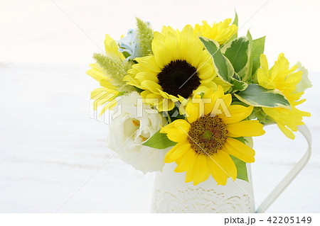 ひまわりのフラワーアレンジ ひまわりのフラワーアレンジ 42205149