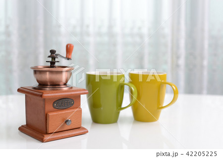 コーヒーミルとコーヒーカップ コーヒーミルとコーヒーカップ 42205225