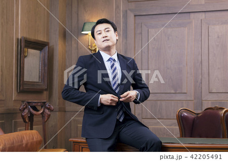 ビジネスマン 社長 ボタン 42205491