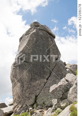 横から見た金峰山にそびえる五丈岩 横から見た金峰山にそびえる五丈岩 42208178