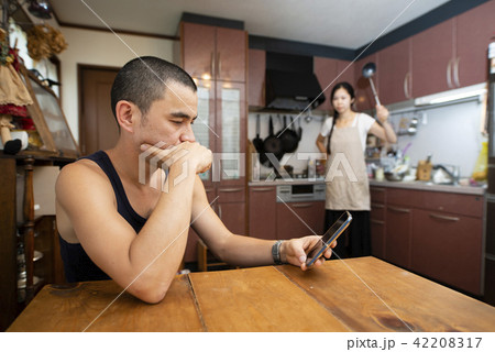 喧嘩をする男女 42208317