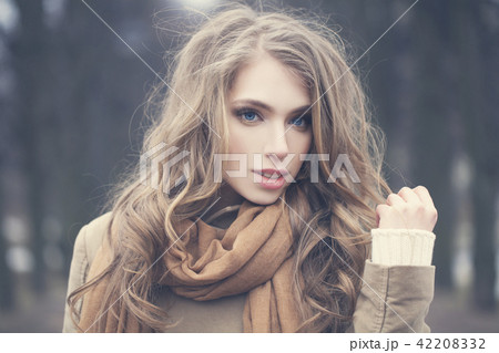 Beautiful young female model outdoors in park Beautiful young female model outdoors in park 42208332