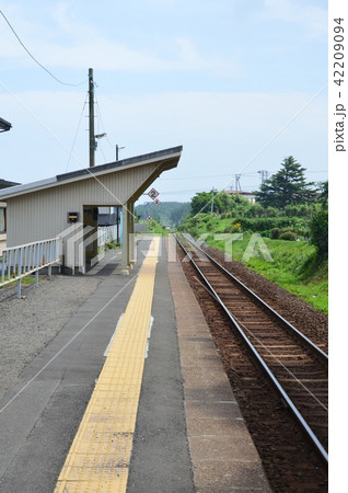 ローカル線のプラットホーム(大久喜駅/青森県八戸市大字鮫町字棚久保) ローカル線のプラットホーム(大久喜駅/青森県八戸市大字鮫町字棚久保) 42209094
