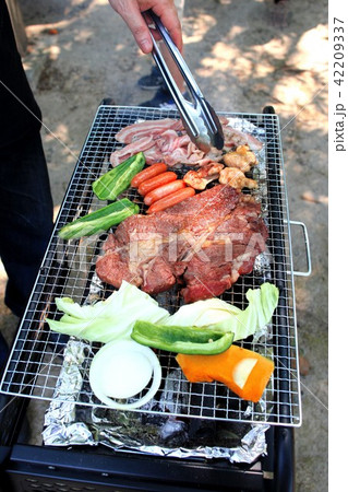 BBQ バーベキューコンロで焼き肉 BBQ バーベキューコンロで焼き肉 42209337