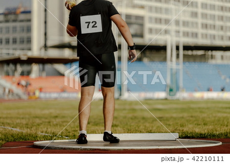 men pusher preparing shot put men pusher preparing shot put 42210111