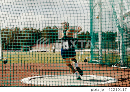 hammer throw back woman thrower 42210117