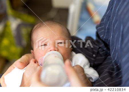 新生児　授乳 42210834