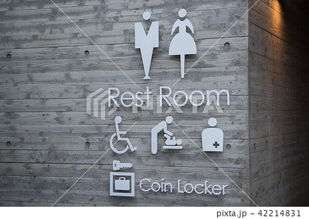 トイレマーク 男性用 女性用 多機能トイレ 身障者用 おむつ交換台 オストメイト コインロッカー 42214831