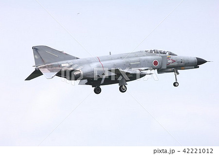 大空を飛行する航空自衛隊のF-4EJ改ファントムⅡ戦闘機 42221012