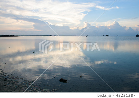 夕焼け　佐和田の浜　沖縄 42221287