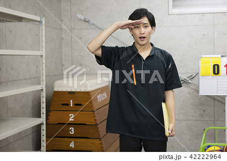 先生　教師　体育　体育教師　部活　バスケット　倉庫　学校　授業　教育イメージ　ポートレート 42222964