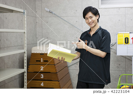 先生　教師　体育　体育教師　部活　バスケット　倉庫　学校　授業　教育イメージ　ポートレート 42223104