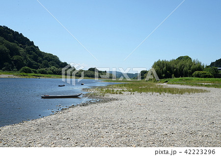 背景に山のある河原の風景の写真素材