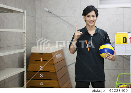 先生　教師　体育　体育教師　部活　バレーボール　倉庫　学校　授業　教育イメージ　ポートレート 42223409