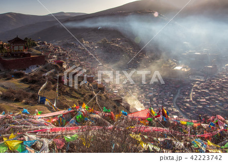 Red monastery and home at Larung gar 42223742
