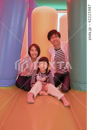 遊園地のエアー遊具で遊ぶ親子 42225987