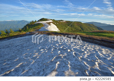 会津駒ケ岳から中門岳へと続く残雪の尾根を見る 42226585