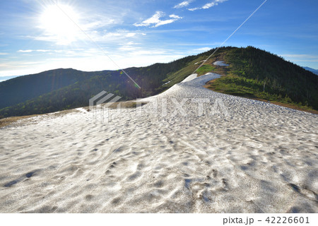 中門岳方面から見る残雪の尾根と会津駒ケ岳 中門岳方面から見る残雪の尾根と会津駒ケ岳 42226601
