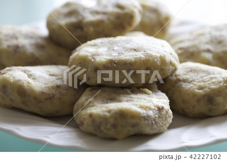 コロモをつける前のコロッケ 42227102