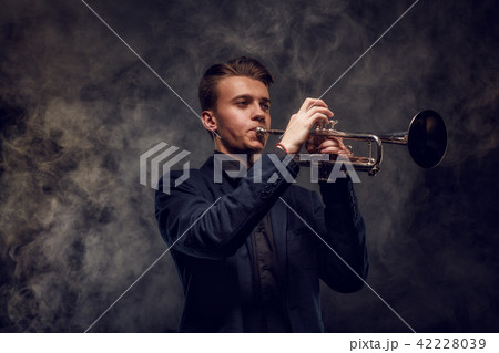 Jazz band performs at the club 42228039