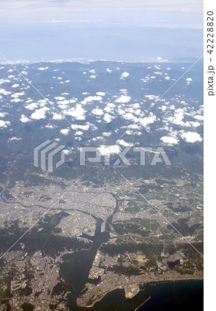 四国南岸、高知県土佐湾に面する高知港周辺の高知市、南国市の街並みを上空から見る 四国南岸、高知県土佐湾に面する高知港周辺の高知市、南国市の街並みを上空から見る 42228820