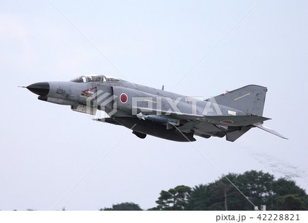 大空を飛行する航空自衛隊のF-4EJ改ファントムⅡ戦闘機 大空を飛行する航空自衛隊のF-4EJ改ファントムⅡ戦闘機 42228821
