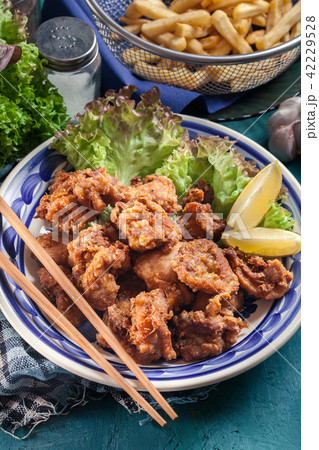 Crispy chicken karaage with lettuce 42229528