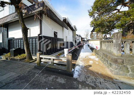 飛騨古川 白壁土蔵街と瀬戸川の雪像ろうそくとぼんぼりの写真素材