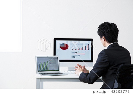 ビジネス パソコン オフィス ビジネスマン 男性 グラフの写真素材