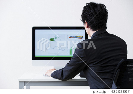 ビジネス パソコン オフィス ビジネスマン 男性 グラフの写真素材