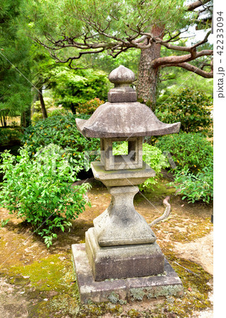 石灯籠のある庭の写真素材