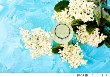 Kombucha tea with elderflower  42233121